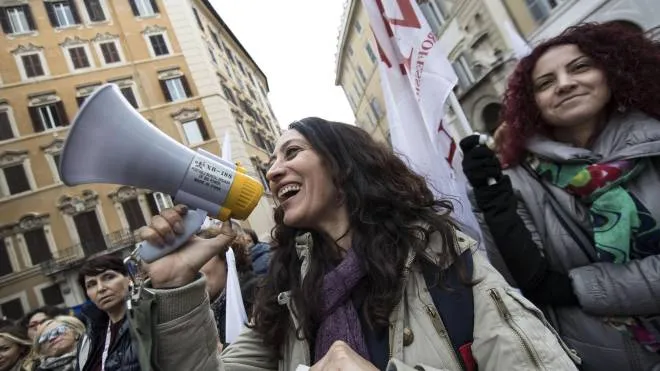 Alcuni docenti e Ata aderenti all'Anief dimostrano contro il governo Renzi fuori il Parlamento a  Montecitorio  a Roma, 14 novembre 2016.
ANSA/MASSIMO PERCOSSI