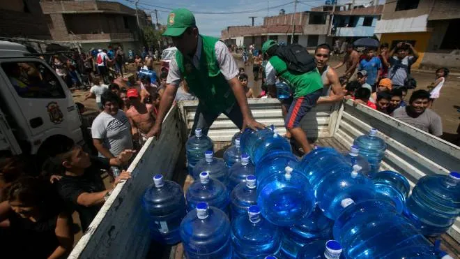 Workers distribute water to victims of rainfall and flood in Trujillo, northern Peru, March 16, 2017. REUTERS/Douglas Juarez FOR EDITORIAL USE ONLY. NO RESALES. NO ARCHIVES