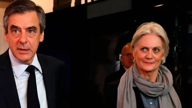 French presidential election candidate for the right-wing Les Republicains (LR) party Francois Fillon (L), with his wife Penelope Fillon (R), arrives for a debate organised by French private TV channel TF1 on March 20, 2017 in Aubervilliers, outside Paris.       / AFP PHOTO / POOL / Patrick KOVARIK