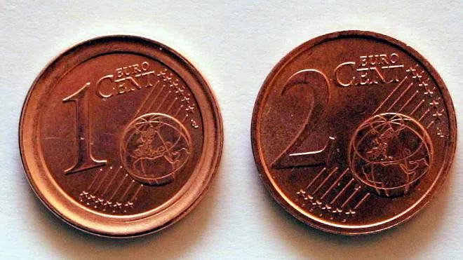 20020109 - ROMA - ECO - EURO: CENT ANOMALI GDF, INDAGINE SU TUTTE LE NUOVE MONETE - Un'immagine d'archivio che mostra il cent (S) difettoso, trovato da una signora di Bergamo, a confronto con una moneta da due centesimi.   ANSA-ARCHIVIO/ANSA/TO