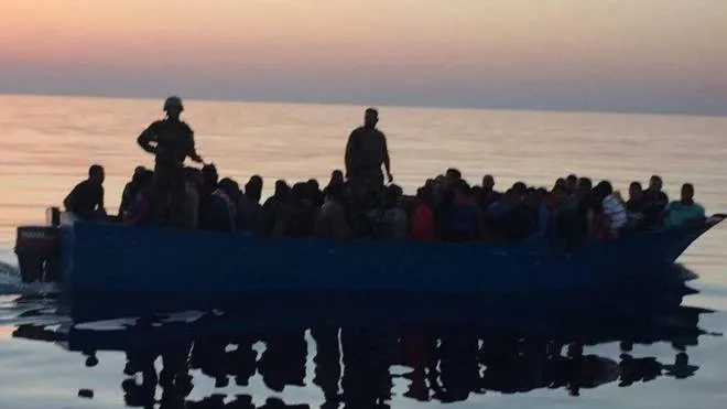 Un momento dell'operazione durante la quale la Guardia costiera libica di Zawia ha intercettato la scorsa notte un'imbarcazione con 464 migranti a bordo, riportandoli sulla terraferma. Quello di Zawia è il distaccamento che risulta finora più attivo nel contrasto al traffico di migranti. ANSA/ Ufficio stampa Guardia costiera di Zawia +++ ANSA PROVIDES ACCESS TO THIS HANDOUT PHOTO TO BE USED SOLELY TO ILLUSTRATE NEWS REPORTING OR COMMENTARY ON THE FACTS OR EVENTS DEPICTED IN THIS IMAGE; NO ARCHIVING; NO LICENSING +++