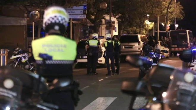epa06149330 Spanish Policemen inspect a street in Cambrils (Tarragona), northeastern Spain, 18 August 2017, where at least four suspected terrorists have been killed by the police after they knocked down six people with their car at Paseo Maritimo.  EPA/DAVID GONZALEZ