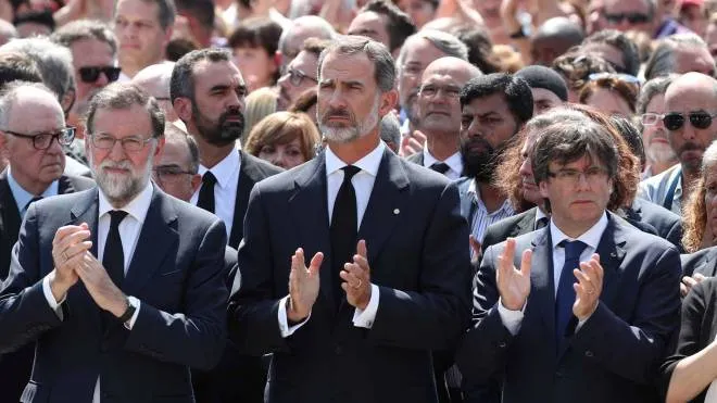 King Felipe of Spain and Prime Minister Mariano Rajoy observe a minute of silence in Placa de Catalunya, a day after a van crashed into pedestrians at Las Ramblas in Barcelona, Spain August 18, 2017. REUTERS/Sergio Perez