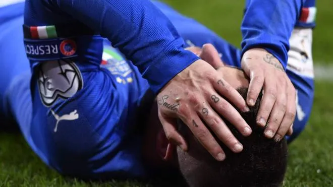 TOPSHOT - Italy's midfielder Marco Verratti holds his head after colliding with a Swedish player during the FIFA World Cup 2018 qualification football match between Sweden and Italy in Solna,Sweden on November 10, 2017. / AFP PHOTO / Jonathan NACKSTRAND