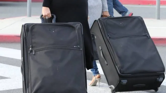 Khloe Kardashian con un agrossa valigia
Khloe Kardashian was spotted at LAX dragging to massive luggage cases behind her.  The star, dressed in black and denim, wore shades and boots, with her hair down
� X17online.com
LaPresse  --Only Italy