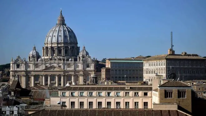 A general view taken from the Castel Sant'Angelo terrace in Rome shows St.Peter's Basilica in Vatican on February 2, 2015.   AFP PHOTO / FILIPPO MONTEFORTE