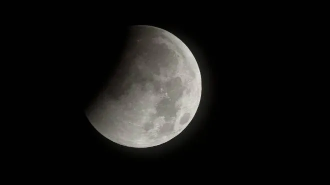 La Luna durante un'eclissi parziale in una foto d'archivio. ANSA / BILL INGALLS - NASA / HANDOUT MANDATORY CREDIT