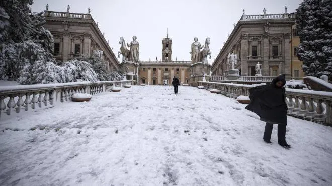 Il Campidoglio durante la nevicata, Roma, 26 febbraio 2018. ANSA/ANGELO CARCONI