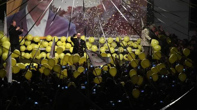 Luigi Di Maio parla sul palco accolto da centinaia di persone durante la sua prima visita dopo il voto ad Acerra, 3 marzo 2018.
ANSA/CIRO FUSCO