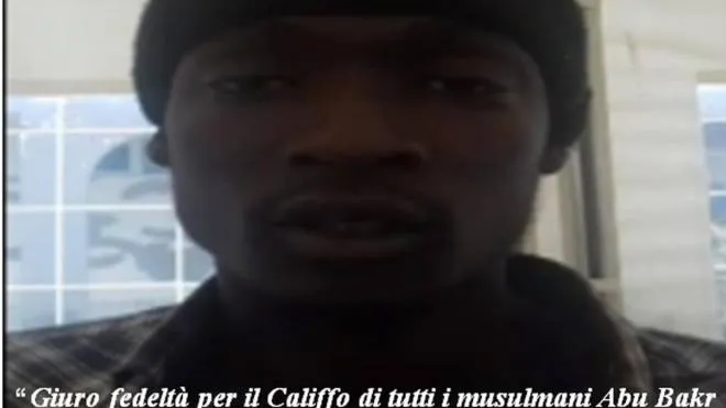 Alagie Touray, 21 anni, l'immigrato del Gambia fermato con l'accusa di terrorismo, in un fermo immagine tratto da un video, 26 aprile 2018.
ANSA/ UFFICIO STAMPA 
++HO -NO SALES EDITORIAL USE ONLY++