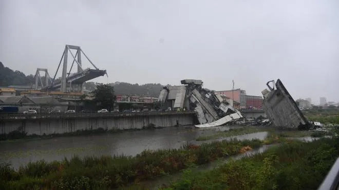 A large section of the Morandi viaduct upon which the A10 motorway runs collapsed in Genoa, Italy, 14 August 2018. Both sides of the highway fell. Around 10 vehicles are involved in the collapse, rescue sources said Tuesday. The viaduct gave way amid torrential rain. The viaduct runs over shopping centres, factories, some homes, the Genoa-Milan railway line and the Polcevera river.ANSA/LUCA ZENNARO