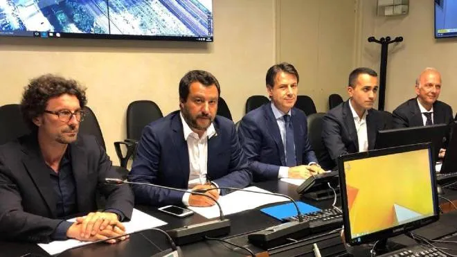 Da sinistra: il ministro delle Infrastrutture Danilo Toninelli, il ministro dell'Interno e vicepremier Matteo Salvini, il presidente del Consiglio Giuseppe Conte e il ministro dello Sviluppo economico e vicepremier, Luigi Di Maio, durante il Consiglio dei Ministri straordinario dopo il crollo del ponte Morandi a Genova, 15 agosto 2018.
FACEBOOK MATTEO SALVINI
+++ATTENZIONE LA FOTO NON PUO' ESSERE PUBBLICATA O RIPRODOTTA SENZA L'AUTORIZZAZIONE DELLA FONTE DI ORIGINE CUI SI RINVIA +++ NO-NO SALES EDITORIAL USE ONLY++