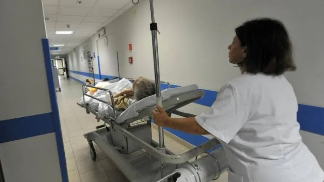 Un'infermiera trasporta un paziente in barella all'interno di un pronto soccorso in una foto d'archivio. 
ANSA/LUCA ZENNARO