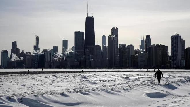 epa07334822 Steam rises from the city buildings and Lake Michigan in Chicago, Illinois, USA, 31 January 2019. Media reports state that more than 200 million people are facing freezing temperatures as a Polar vortex has gripped the US Midwest in a coldspell.  EPA/KAMIL KRZACZYNSKI