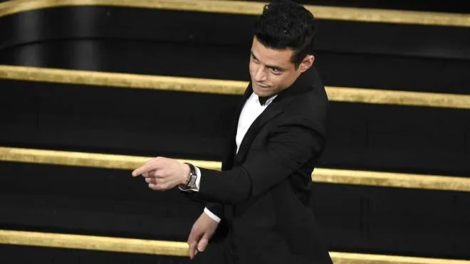 Rami Malek gestures to the audience as he walks on stage to accept the award for best performance by an actor in a leading role for "Bohemian Rhapsody" at the Oscars on Sunday, Feb. 24, 2019, at the Dolby Theatre in Los Angeles. (Photo by Chris Pizzello/Invision/ANSA/AP) [CopyrightNotice: 2019 Invision]