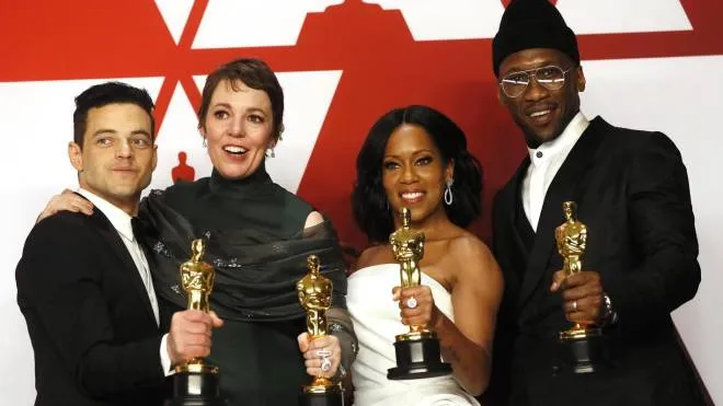 epa07395516 (L-R) Rami Malek holds his Oscar for Actor in a leading Role for 'Bohemian Rhapsody,' Olivia Colman holds her award for Actress in a Leading Role for 'The Favourite,' Regina King holds her award for 'Actress in a Supporting Role for 'If Beale Street Could Talk' and Mahershala Ali holds his award for Actor in a Supporting Role for 'Green Book' as they pose in the press room during the 91st annual Academy Awards ceremony at the Dolby Theatre in Hollywood, California, USA, 24 February 2019. The Oscars are presented for outstanding individual or collective efforts in 24 categories in filmmaking.  EPA/ETIENNE LAURENT *** Local Caption *** 54174449 *** Local Caption *** 54174449