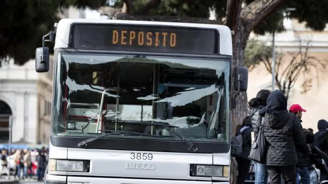 Autobus fuori servizio durante lo sciopero dei trasporti alla stazione Termini, Roma, 22 marzo 2018. ANSA/ANGELO CARCONI