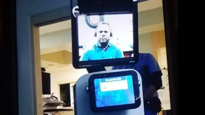 Un robot mostra video in sui il medico informa il paziente che è terminale (facebook)
