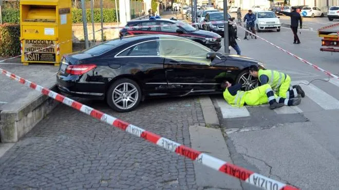 Un malvivente ha tirato fuori con la forza da una Mercedes una donna per rubarle l'auto, 13 marzo 2019. Poi, dopo averla scaraventata a terra l'ha investita uccidendola. L'uomo � riuscito a fuggire su un altra auto guidata da un complice. La rapina � avvenuta a Noventa Vicentina (Vicenza). 
ANSA/FOSSELLA-PARISOTTO