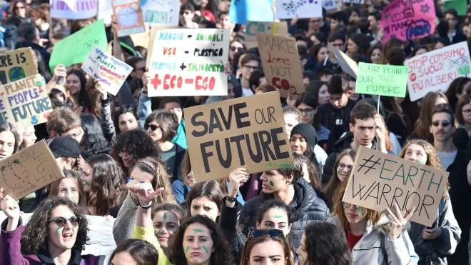 Il corteo degli studenti in occasione del ?Friday for Future? sfila per le vie del centro, Torino, 15 marzo 2019. ANSA/ALESSANDRO DI MARCO