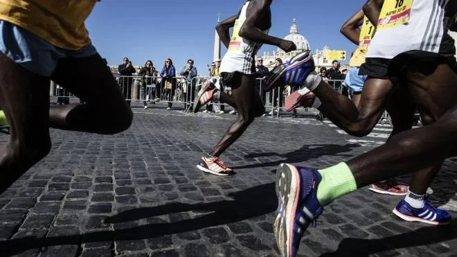 (ARCHIVIO)
Partecipants run in front of Saint Peter's Basilica during the Rome Marathon in the centre of Rome, Italy, 10 April 2016.
ANSA/ANGELO CARCONI