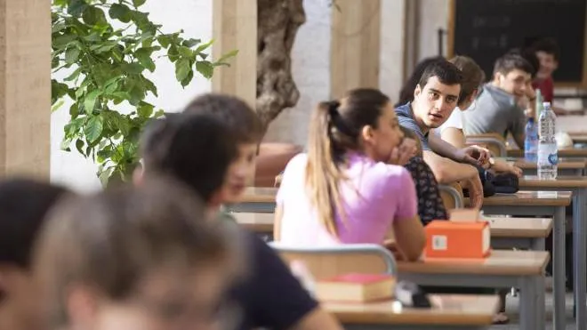 Una classe impegnata nella prima prova dell'esame di maturità all'esterno del liceo Classico Visconti di Roma, 19 giugno 2019. ANSA/CLAUDIO PERI