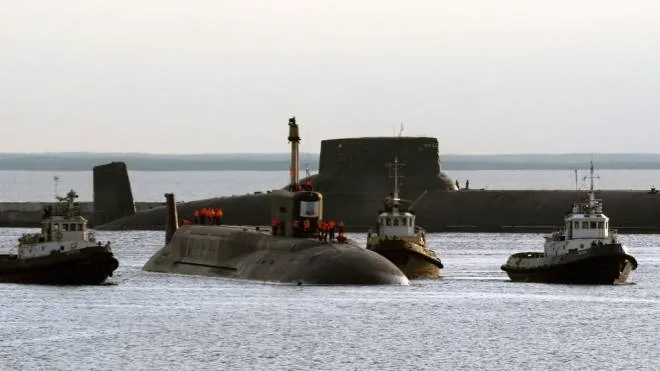 Un sottomarino nel porto di Severodvinsk. ANSA/PAVEL KONONOV