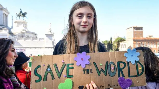 La piccola Alice Imbastari alla "Strike4Climate", manifestazione che sostiene la battaglia in difesa del clima dell'attivista 16enne svedese Greta Thunberg, Roma 15 marzo 2019.
ANSA/ALESSANDRO DI MEO