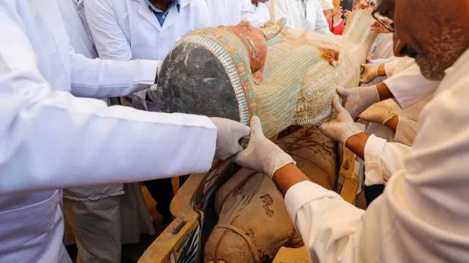 L’apertura di uno dei trentuno sarcofagi scoperti dagli archeologi nella necropoli di al-Asasif nei pressi di Luxor in Egitto