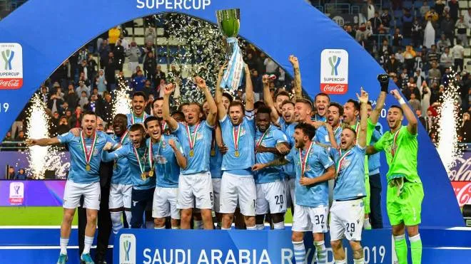 Lazio's players celebrate after winning the Supercoppa Italiana final football match between Juventus and Lazio at the King Saud University Stadium in the Saudi capital Riyadh on December 22, 2019. (Photo by GIUSEPPE CACACE / AFP)