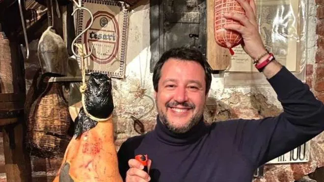 (DIRE) Roma, 20 gen. - "Stasera cena sostanziosa, domani io digiuno!", dice Matteo Salvini su twitter, a corredo di una foto che lo ritrae in posa tra una pancetta e un prosciutto, con un bottiglione di vino in mano. "Se volete unirvi, scegliete un giorno e segnalate la vostra adesione su http://digiunopersalvini.it Grazie per tutto il vostro affetto, i processi non ci fermano: Io non mollo! #digiunoperSalvini", annuncia il leghista. (Rai/ Dire) 21:20 20-01-20