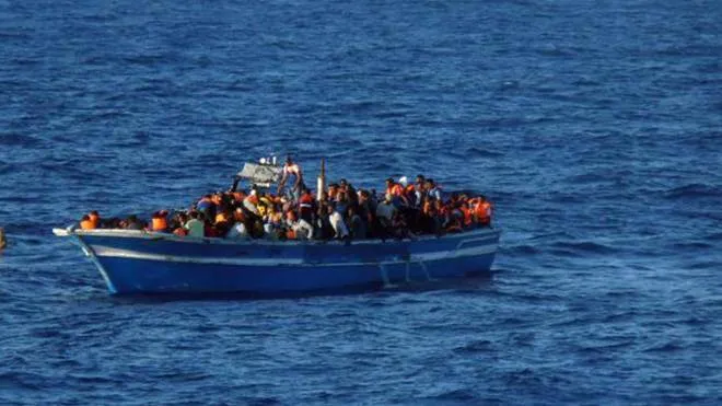 La Marina militare soccorre migranti su barconi in difficolt� nell'ambito dell'operazione Mare Nostrum. ANSA/ UFFICIO STAMPA MARINA MILITARE  ++ HO - NO SALES, EDITORIAL USE ONLY ++