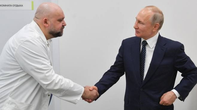 Vladimir Putin stringe la mano a Denis Protsenko (Ansa)