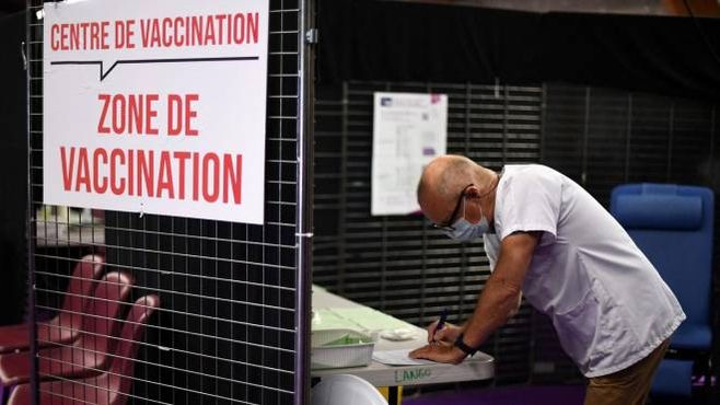 Le prenotazioni dei vaccini in Francia (Ansa)