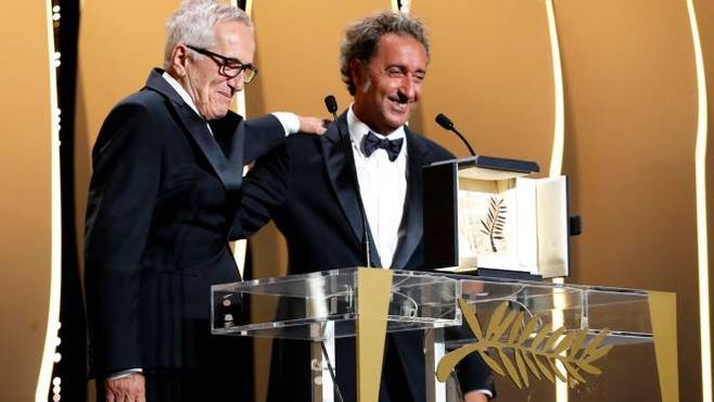 Marco Bellocchio riceve la Palma d&#39;onore a Cannes da Paolo Sorrentino (Ansa)