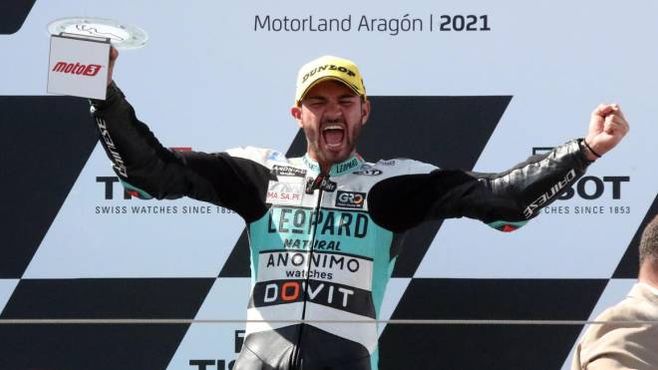 Dennis Foggia festeggia la vittoria in Moto3 (Ansa)