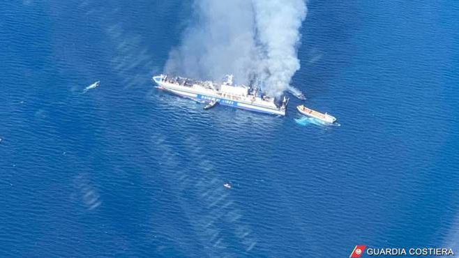 Il traghetto Grimaldi Lines in fiamme (Ansa)