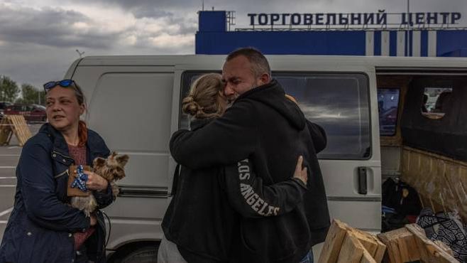Zaporizhzhia, l&#39;abbraccio di due sopravvissuti arrivati da Mariupol (Ansa)