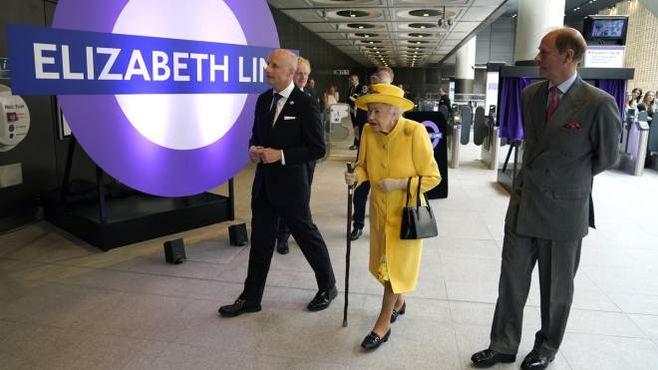 La regina Elisabetta II all&#39;inaugurazione della metropolitana battezzata con il suo nome