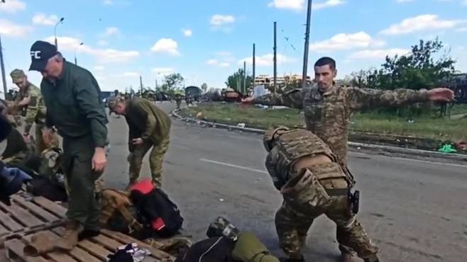 Soldati ucraini usciti da Azovstal perquisiti dai russi (Ansa)