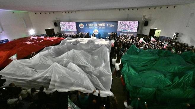 Un enorme tricolore accoglie Berlusconi alla convention FI a Napoli