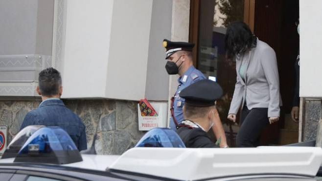 Una delle due figlie di Laura Ziliani viene portata in caserma dopo l&#39;arresto a Brescia