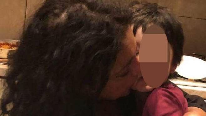 La foto di un abbraccio tratta dal profilo Facebook di Rosamaria Caputi con il figlio