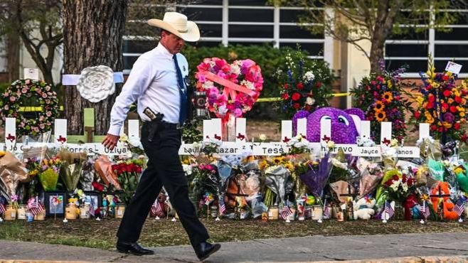 Strage nella scuola elementare in Texas, fiori e pensieri per le 21 vittime