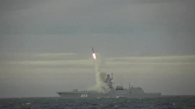 Le forze russe testano il missile da crociera ipersonico Zircon (Ansa)