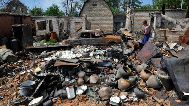 Ucraina: un uomo tra le rovine della sua casa a Moshchun (Ansa)