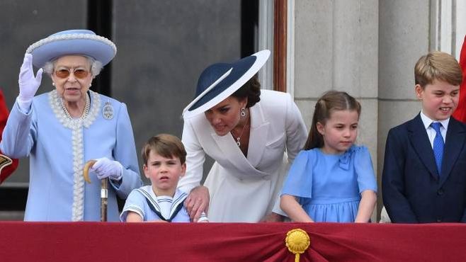 La regina Elisabetta con Kate Middleton e i figli del principe William (Ansa)