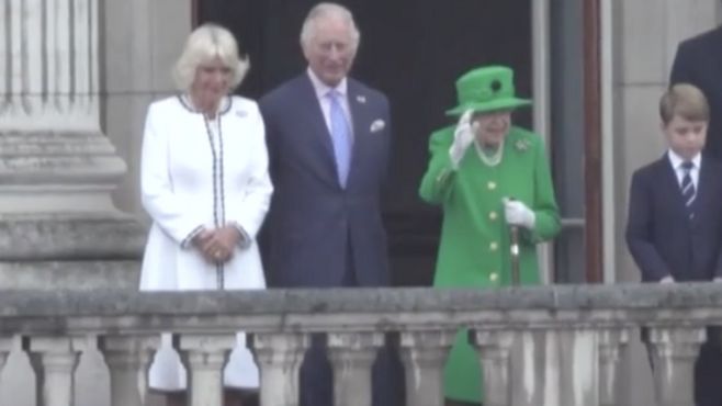 La Regina Elisabetta II saluta dal balcone di Buckingham Palace