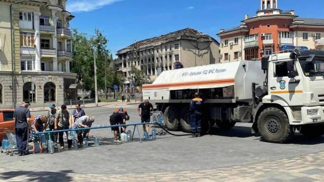 Mariupol, acqua distribuita ai cittadini con un camion cisterna (Ansa)
