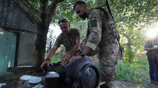 Soldati ucraini preparano il sistema anti-tunk russi (Ansa)